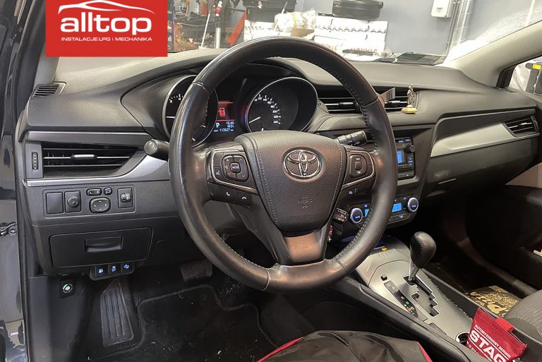 Toyota Avensis 2017 1,8 146KM